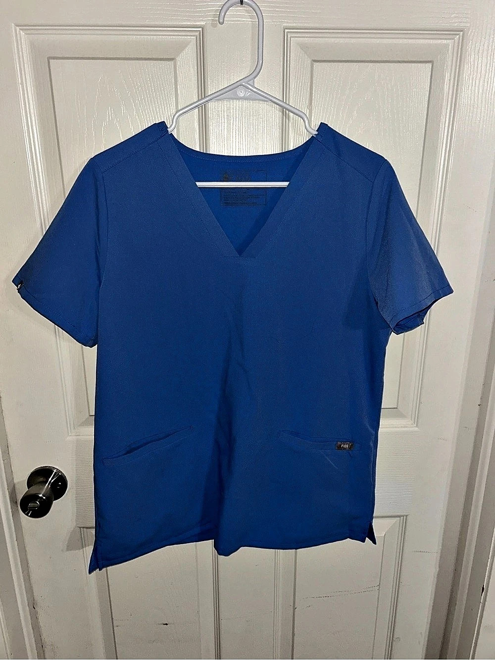 FIGS Women's Casma Three-Pocket Scrub Top Blue V-Neck Short Sleeve Top